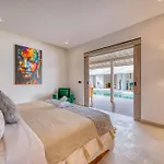 Beautiful Villa Yang Tao In The Heart Of Seminyak With Private Staff